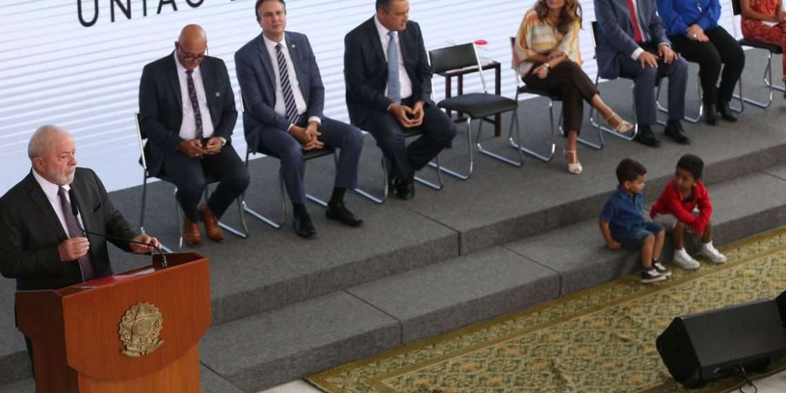 Lula: empresas e bancos precisam pensar primeiro no País e depois nos acionistas