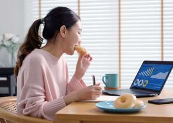 Por economizar, brasileiros trocam refeições completas por salgados