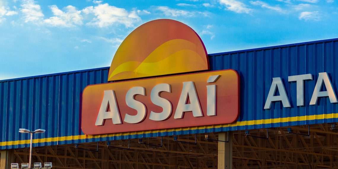 Assaí amplia serviço de carregamento gratuito para carros elétricos