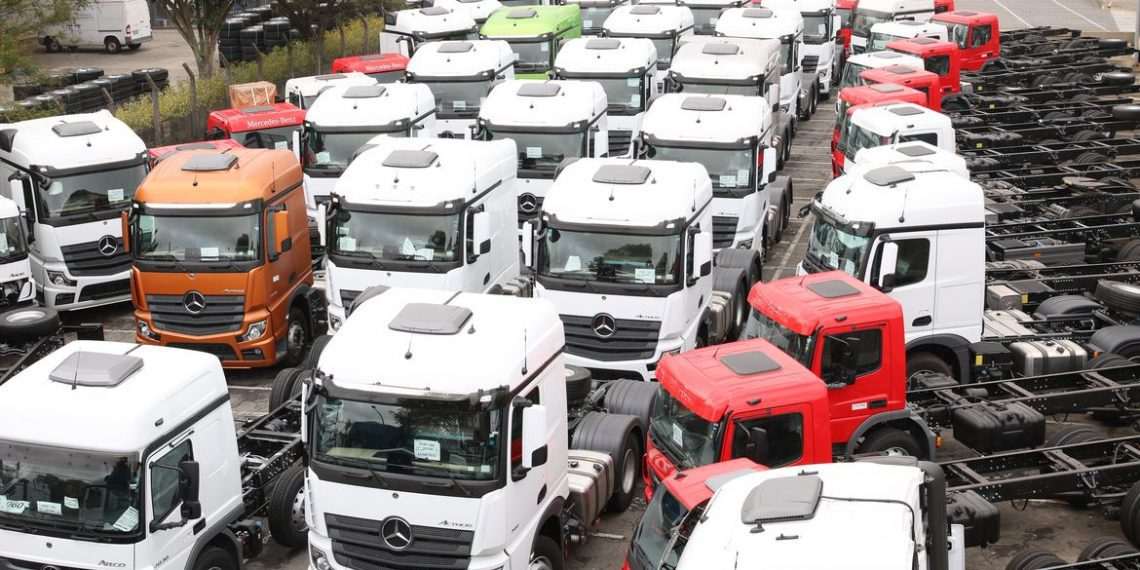 Mercedes-Benz vai produzir caminhões em turno único no ABC por até três meses