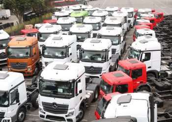 Mercedes-Benz vai produzir caminhões em turno único no ABC por até três meses