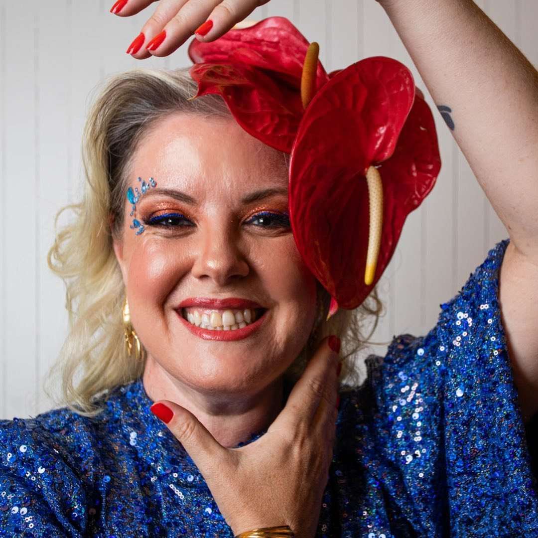 A jornalista e mixologista Néli Pereira pesquisa brasilidades e ensina a preparar drinks com Chandon Passion