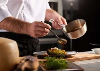 Plataforma de cursos para chefs de cozinha sem custo chega ao Brasil