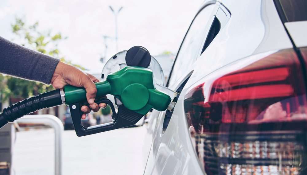 Espaço para queda da gasolina se acentua; queda poderia ser de R$ 0,46 o litro, diz Abicom