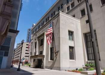 Não há recessão em cenário-base e estresse atinge pequena fração de bancos, diz dirgente do Fed