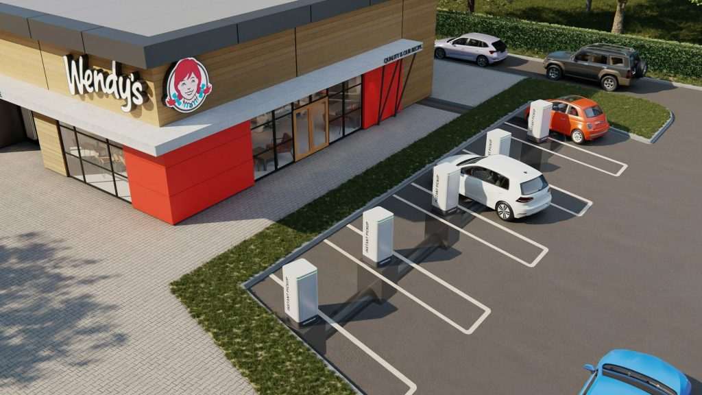 A rede de fast-food Wendy's está testando nos Estados Unidos robôs autônomos subterrâneos para entregar pedidos feitos no drive thru. Os pedidos saem da cozinha e em alguns segundos são transportados pelo subsolo até pontos de coleta posicionados no estacionamento.
