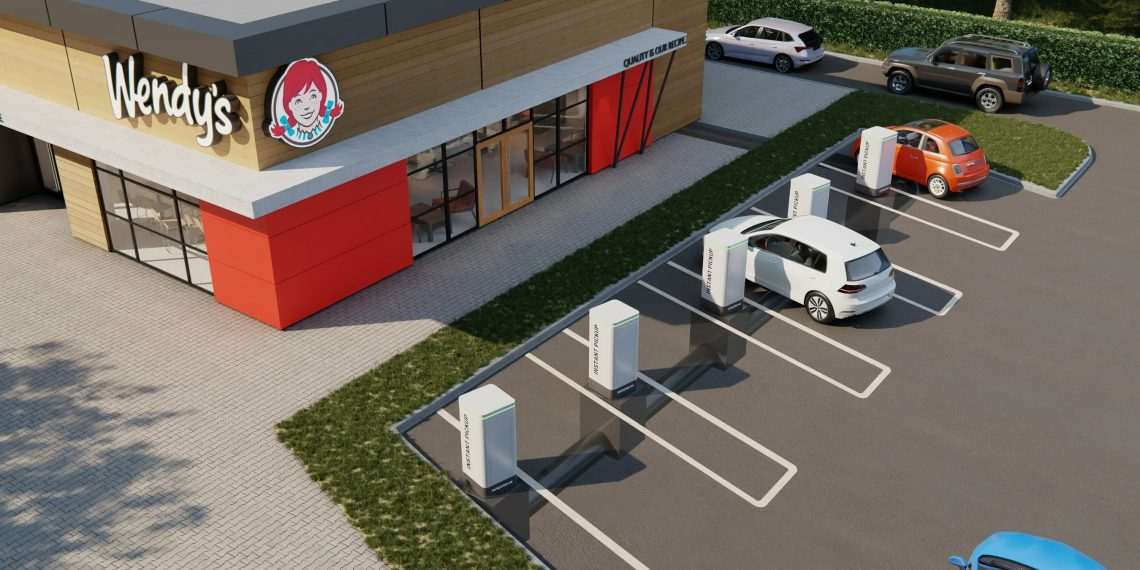 A rede de fast-food Wendy's está testando nos Estados Unidos robôs autônomos subterrâneos para entregar pedidos feitos no drive thru. Os pedidos saem da cozinha e em alguns segundos são transportados pelo subsolo até pontos de coleta posicionados no estacionamento.
