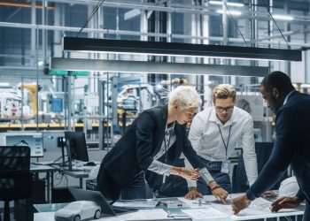 Produtividade cai quase 1% ao ano há 3 décadas; indústria quer nova política