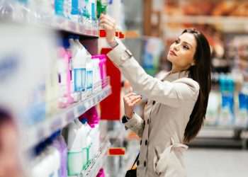 Confiança do consumidor aumenta e volta para patamar otimista em junho