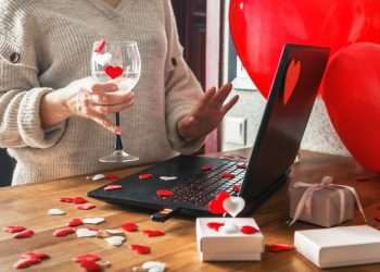 Brasileiros vão gastar mais no Dia dos Namorados, mas compras serão parceladas