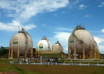 Petrobras anuncia redução no preço da gasolina em 5,3%, ou R$ 0,14 por litro, na refinarias