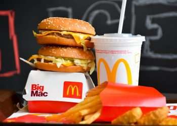 EUA: surto de E. coli está ligado a sanduíches do McDonald's; ação cai 9%