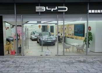 China critica e chama de 'decisão unilateral' revisão de tarifas da UE sobre veículos elétricos