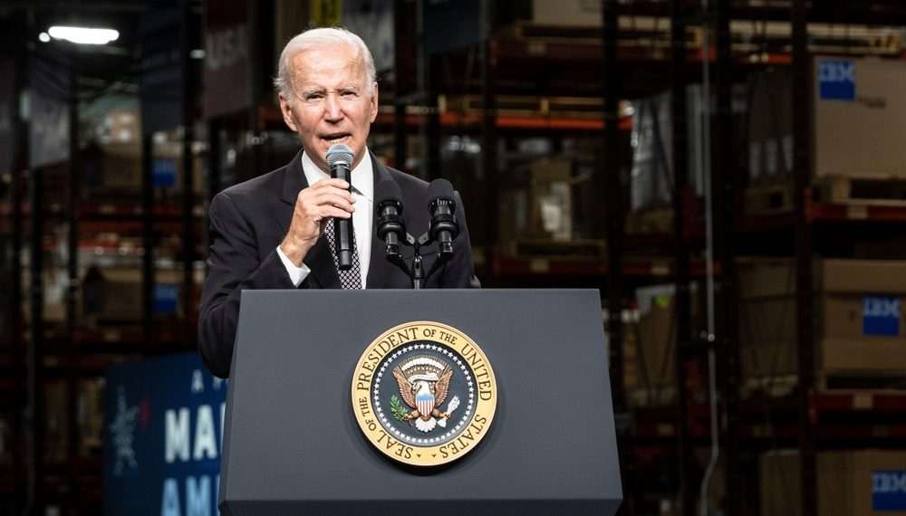 Biden concede US$ 1,7 bi para impulsionar fabricação de veículos elétricos em 8 estados