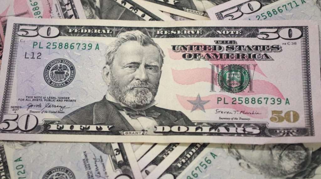 Dólar volta à casa dos R$ 5,80 depois de sequência de quedas; ontem, cotação chegou a R$ 5,77