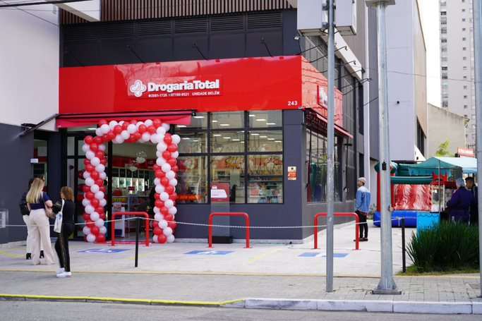 A rede de farmácias Grupo Total deseja expandir sua capilaridade na capital paulista e, para isso, tem como meta a abertura de 100 novas lojas neste ano. Com 51 já inauguradas, o objetivo é que ao menos 10% fiquem na cidade de São Paulo.