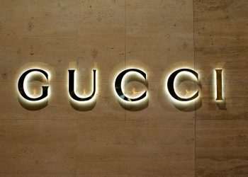 Conglomerado dono da Gucci compra 30% da grife Valentino