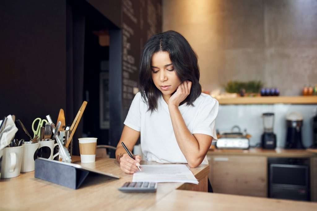 Quase metade dos bares e restaurantes tem dívidas atrasadas no Brasil