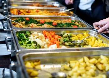 Restaurantes corporativos ganham força como alternativa aos altos custos do benefício de alimentação para empresas