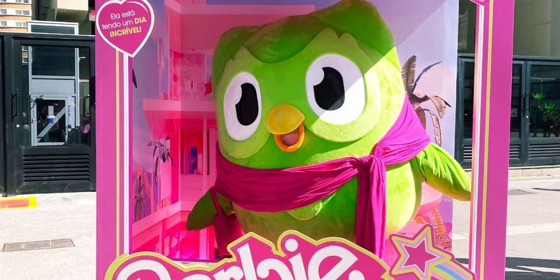 Duolingo realiza ação na Av. Paulista para promover participação no filme da Barbie