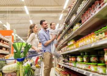 Com recuo do desemprego, consumo nos lares sobe 6,96% em junho