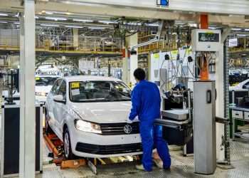 Volkswagen e Mercedes-Benz anunciam suspensão de trabalhadores