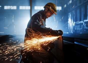 Ipea revê crescimento do PIB para 3,3% este ano e 2,4% para 2025