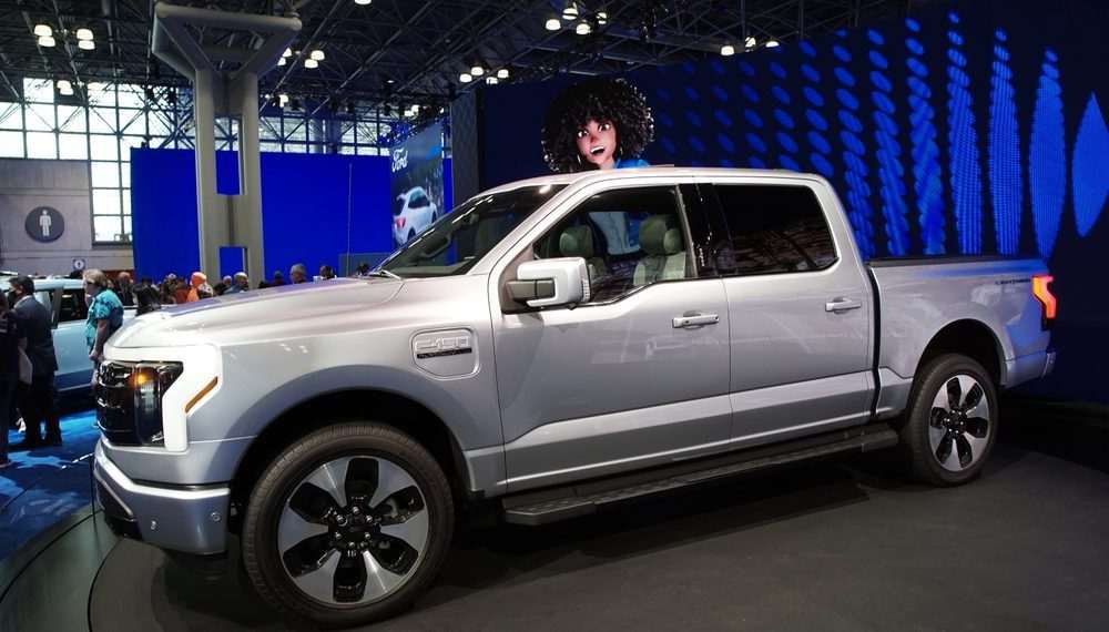 EUA: Ford reduz preço da picape elétrica F-150 Lightning em até 17% e ação cai em NY