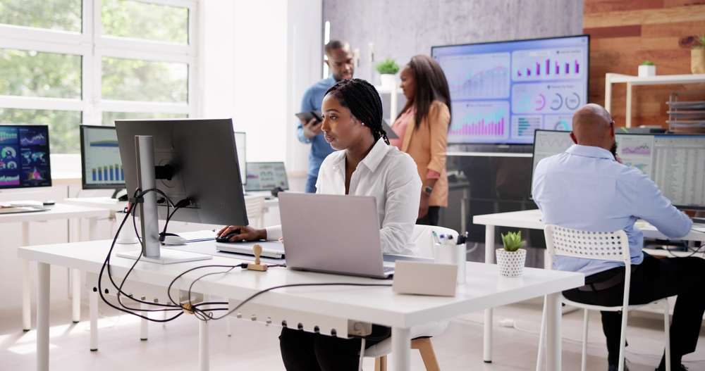 Mulheres negras recebem 48% do que ganham homens brancos