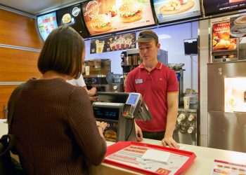 McDonald's é condenado em R$ 2 milhões por trabalho de adolescentes em chapas e fritadeiras