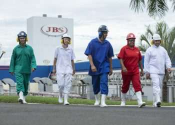 JBS alcança a marca de 6,8 mil imigrantes em sua equipe de profissionais