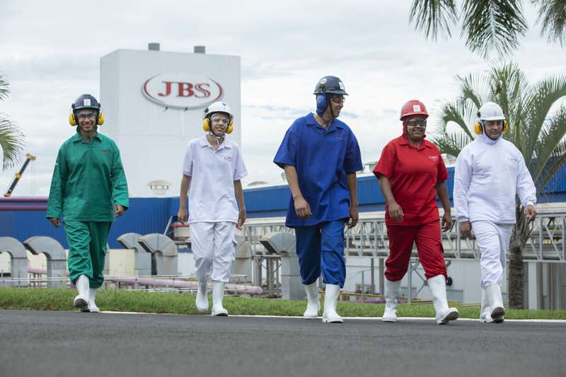 JBS alcança a marca de 6,8 mil imigrantes em sua equipe de profissionais