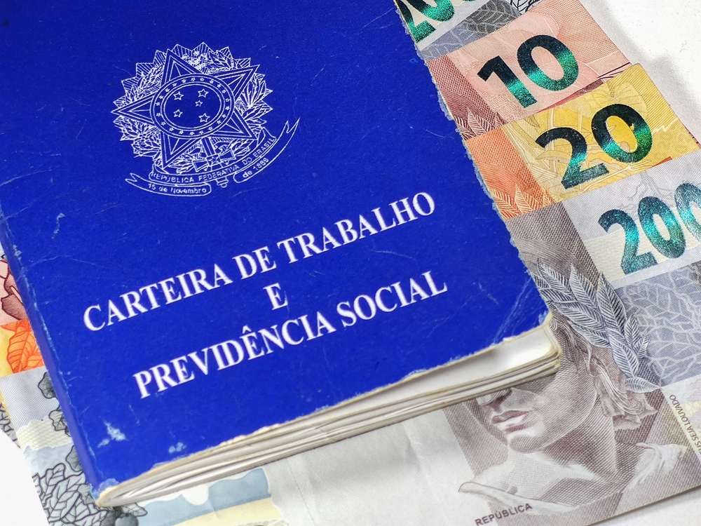 Senado aprova MP que aumenta salário mínimo e amplia isenção do IR