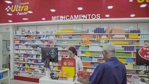 Drogarias Ultra Popular adota estratégia para se aproximar do consumidor