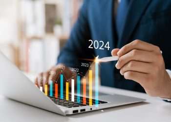 A previsão do mercado financeiro para o crescimento da economia brasileira neste ano subiu de 2,68% para 2,96%. A estimativa está no Boletim Focus desta segunda-feira (16), pesquisa divulgada semanalmente pelo Banco Central (BC) com a projeção para os principais indicadores econômicos. A revisão de 0,28 ponto percentual para cima ocorre após a divulgação do Produto Interno Bruto (PIB - a soma dos bens e serviços produzidos no país) do segundo trimestre do ano, que surpreendeu e subiu 1,4% em comparação ao primeiro trimestre. De acordo com o Instituto Brasileiro de Geografia e Estatística (IBGE), na comparação com o segundo trimestre de 2023, a alta foi de 3,3%. Para 2025, a expectativa para o PIB permaneceu em 1,9. Para 2026 e 2027, o mercado financeiro também projeta expansão do PIB em 2%, para os dois anos. Em 2023, também superando as projeções, a economia brasileira cresceu 2,9%, com um valor total de R$ 10,9 trilhões, de acordo com o IBGE. Em 2022, a taxa de crescimento havia sido 3%. A previsão de cotação do dólar está em R$ 5,40 para o fim deste ano. No fim de 2025, a previsão é que a moeda norte-americana fique em R$ 5,35. Inflação Nesta edição do Focus, a previsão para o Índice Nacional de Preços ao Consumidor Amplo (IPCA) – considerada a inflação oficial do país – em 2024 passou de 4,3% para 4,35%. Para 2025, a projeção da inflação ficou em 3,95%. Para 2026 e 2027, as previsões são de 3,61% e 3,5%, respectivamente. A estimativa para 2024 está acima da meta de inflação, mas ainda dentro de tolerância, que deve ser perseguida pelo BC. Definida pelo Conselho Monetário Nacional (CMN), a meta é de 3% para este ano, com intervalo de tolerância de 1,5 ponto percentual para cima ou para baixo. Ou seja, o limite inferior é 1,5% e o superior 4,5%. A partir de 2025, entrará em vigor o sistema de meta contínua e, assim, o CMN não precisa mais definir uma meta de inflação a cada ano. O colegiado fixou o centro da meta contínua em 3%, com margem de tolerância de 1,5 ponto percentual para cima ou para baixo. Em agosto, puxado principalmente pelas quedas de preços em alimentos e despesas com habitação, houve deflação de 0,02% no país, após o IPCA ter registrado inflação de 0,38% em julho. De acordo com o IBGE, em 12 meses, o IPCA acumula 4,24%. Taxa de juros Para alcançar a meta de inflação, o Banco Central usa como principal instrumento a taxa básica de juros, a Selic, definida em 10,5% ao ano pelo Comitê de Política Monetária (Copom). Diante de um ambiente externo adverso e do aumento das incertezas econômicas, na última reunião, no fim de julho, o BC decidiu pela manutenção da Selic, pela segunda vez seguida, após um ciclo de sete reduções que foi de agosto de 2023 a maio de 2024. De março de 2021 a agosto de 2022, o Copom elevou a Selic por 12 vezes consecutivas, em um ciclo de aperto monetário que começou em meio à alta nos preços de alimentos, energia e combustíveis. Por um ano, de agosto de 2022 a agosto de 2023, a taxa foi mantida em 13,75% ao ano, por sete reuniões seguidas. Com o controle dos preços, o BC passou a realizar os cortes na Selic. Antes do início do ciclo de alta, em março de 2021, a Selic tinha sido reduzida para 2% ao ano, no nível mais baixo da série histórica iniciada em 1986. Por causa da contração econômica gerada pela pandemia de covid-19, o Banco Central tinha derrubado a taxa para estimular a produção e o consumo. O índice ficou no menor patamar da história de agosto de 2020 a março de 2021. A próxima reunião do Copom está marcada para esta terça-feira (17) e quarta-feira (18). Para o mercado financeiro, a Selic deve subir novamente para 10,75% ao ano nesta reunião e encerrar 2024 em 11,25% ao ano. Para o fim de 2025, a estimativa é que a taxa básica caia para 10,5% ao ano. Para 2026 e 2027, a previsão é que ela seja reduzida, novamente, para 9,5% ao ano e 9% ao ano, respectivamente. Quando o Copom aumenta a taxa básica de juros a finalidade é conter a demanda aquecida, e isso causa reflexos nos preços porque os juros mais altos encarecem o crédito e estimulam a poupança. Mas, além da Selic, os bancos consideram outros fatores na hora de definir os juros cobrados dos consumidores, como risco de inadimplência, lucro e despesas administrativas. Desse modo, taxas mais altas também podem dificultar a expansão da economia. Quando a taxa Selic é reduzida, a tendência é que o crédito fique mais barato, com incentivo à produção e ao consumo, reduzindo o controle sobre a inflação e estimulando a atividade econômica.