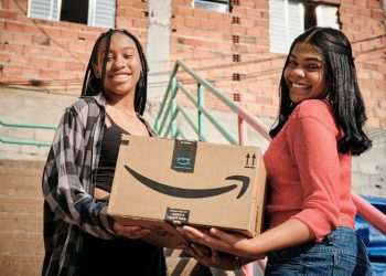 Amazon amplia centros de distribuição dentro das favelas brasileiras