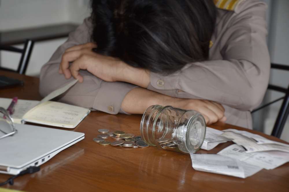 Endividamento cai pelo 2º mês seguido, mas inadimplência preocupa