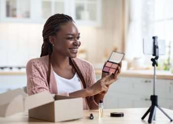 Com uso de influencers, vendas em beleza via anúncios online crescem 73% em 2023