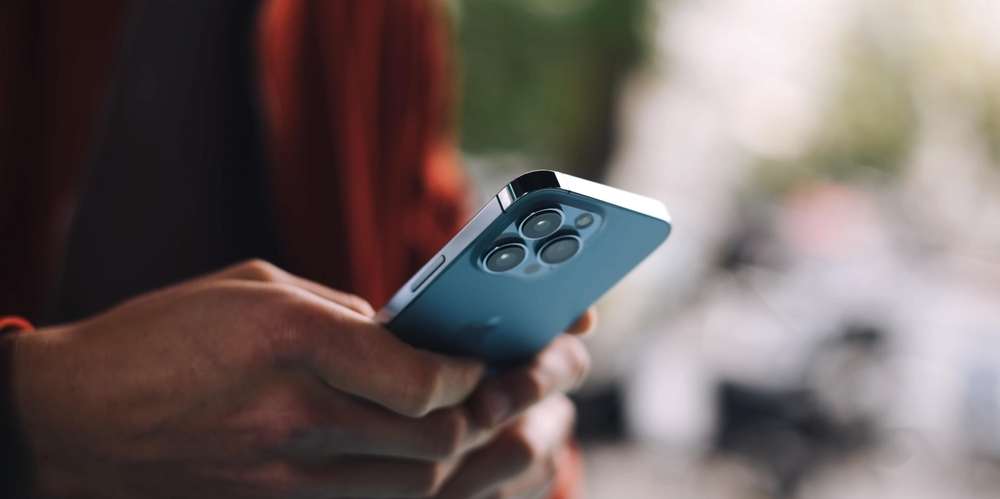 Evitando culpar tarifas, Apple cogita aumentar preço do iPhone e usar IA para melhorar bateria