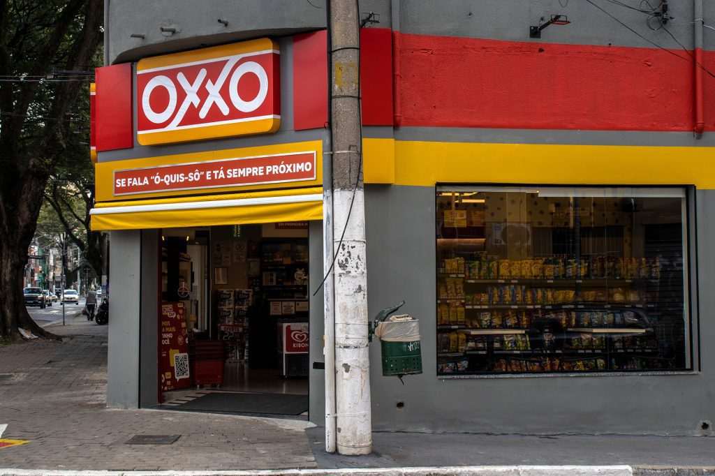 Oxxo e Nestlé apostam em retail media com painéis de LED em loja na capital paulista