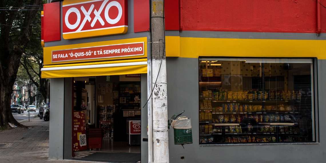 Oxxo e Nestlé apostam em retail media com painéis de LED em loja na capital paulista