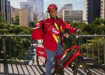 iFood contempla 25 projetos sociais de entregadores com apoio financeiro