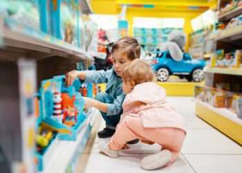 Dia das Crianças: 74% dos brasileiros optarão por comprar em lojas físicas e 64% escolherão sites