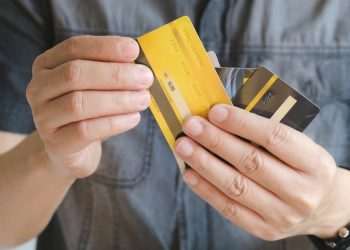 Setor de cartões deve chegar a R$ 3,6 trilhões em transações em 2023, diz Abecs