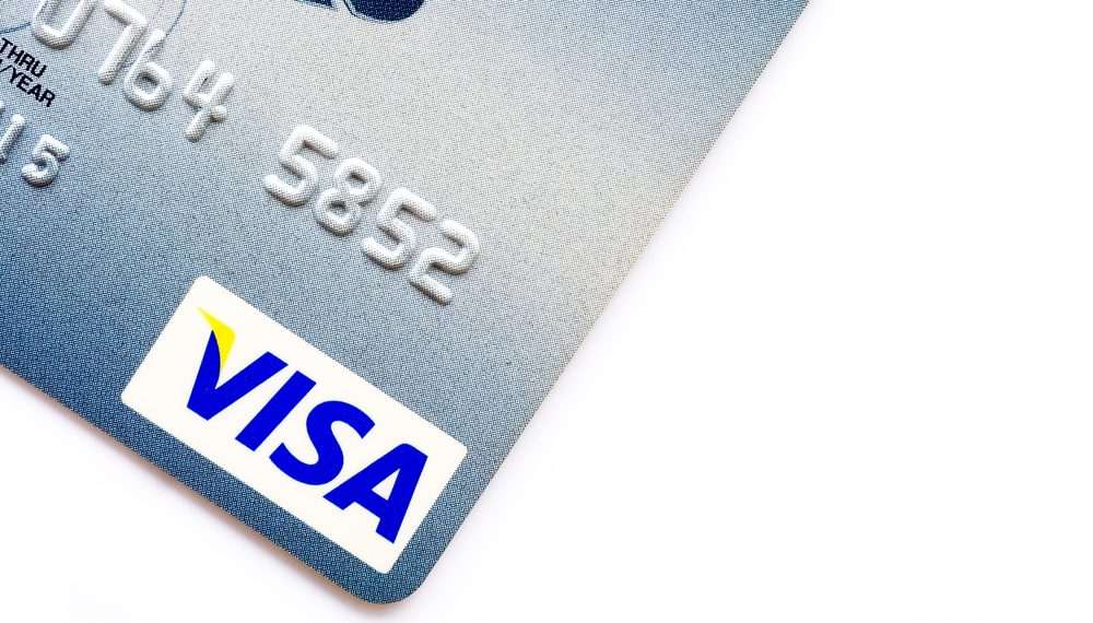 Visa anuncia estratégias para o comércio com IA e uso de stablecoins em cartões