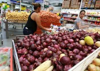 Com recuo de alimentos, inflação acumulada é menor para os mais pobres