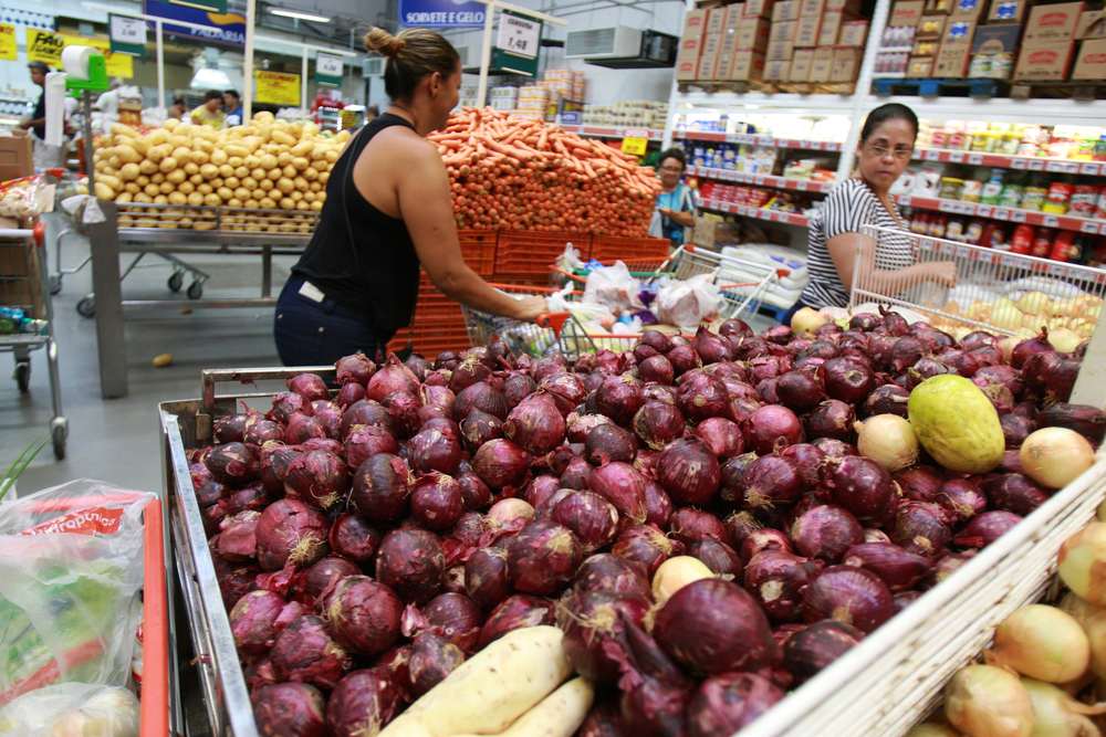 Com recuo de alimentos, inflação acumulada é menor para os mais pobres