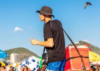 Programa da Coca-Cola vai capacitar ambulantes do Rio para transformarem o próprio negócio