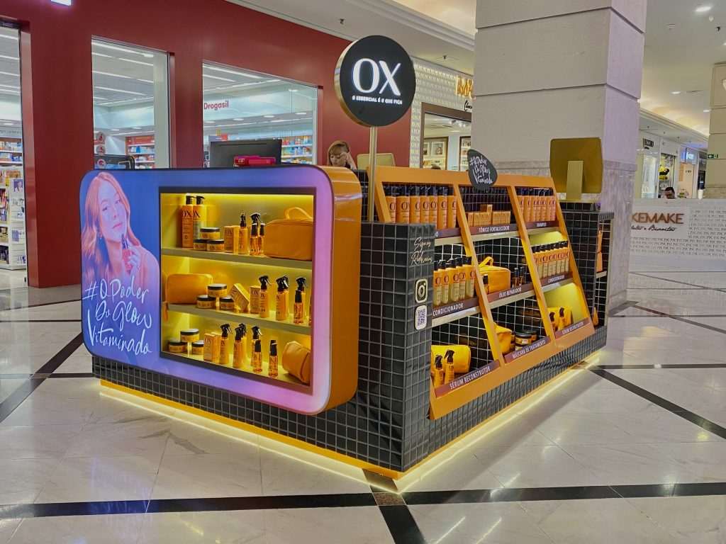 OX Cosméticos inaugura quiosque no Shopping Eldorado com linha da Mari Maria