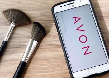 Angela Cretu deixará cargo de CEO da Avon, que será ocupado por Kristof Neirynck